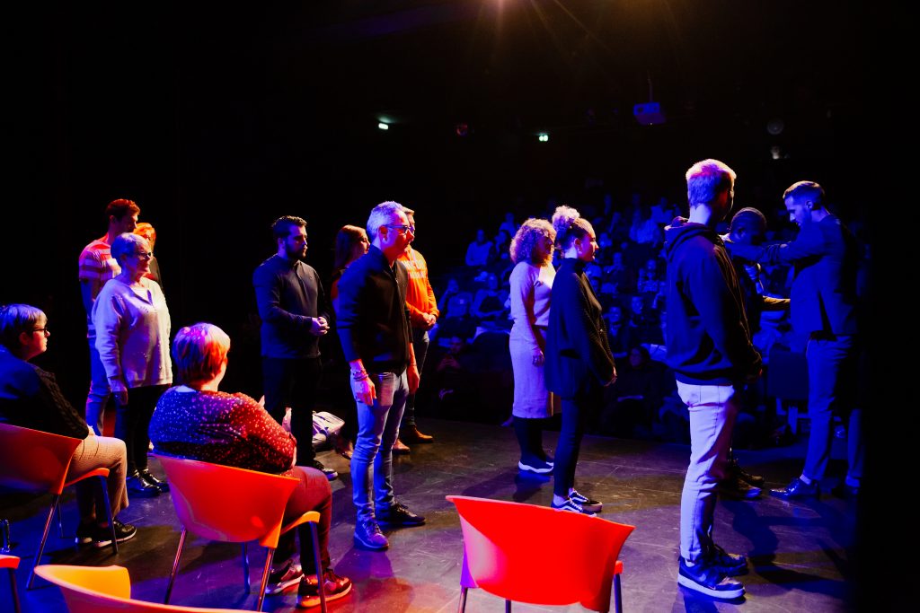 volontaires sur scène pendant le spectacle HypnoXperience